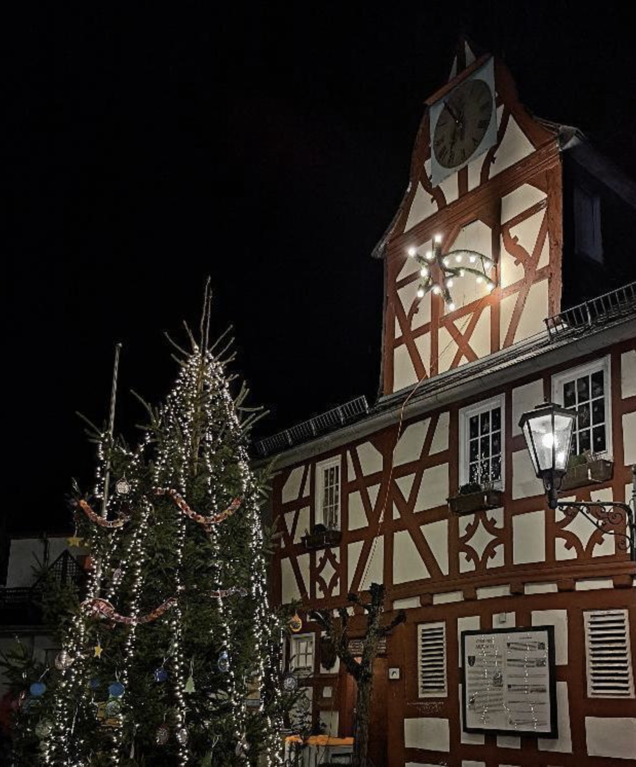 Weihnachtsmarkt vor dem Rathaus – ein voller Erfolg!