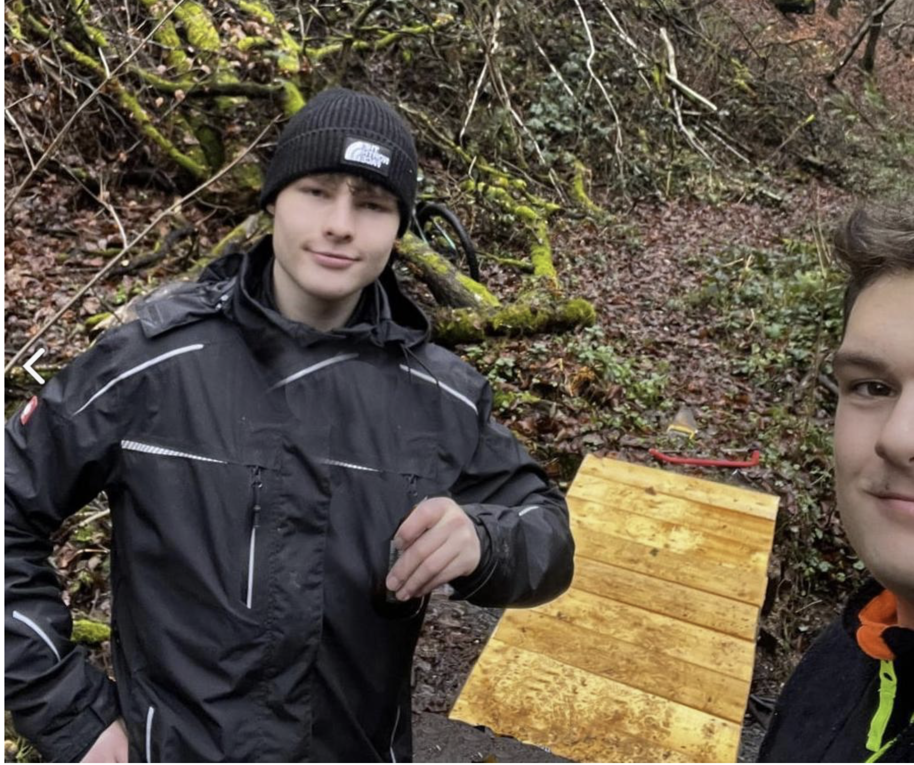 Verkehrsverein Arzbach: Toll! Jugendliche Vereinsmitglieder reparierten kleine Brücke im Langscheidtal